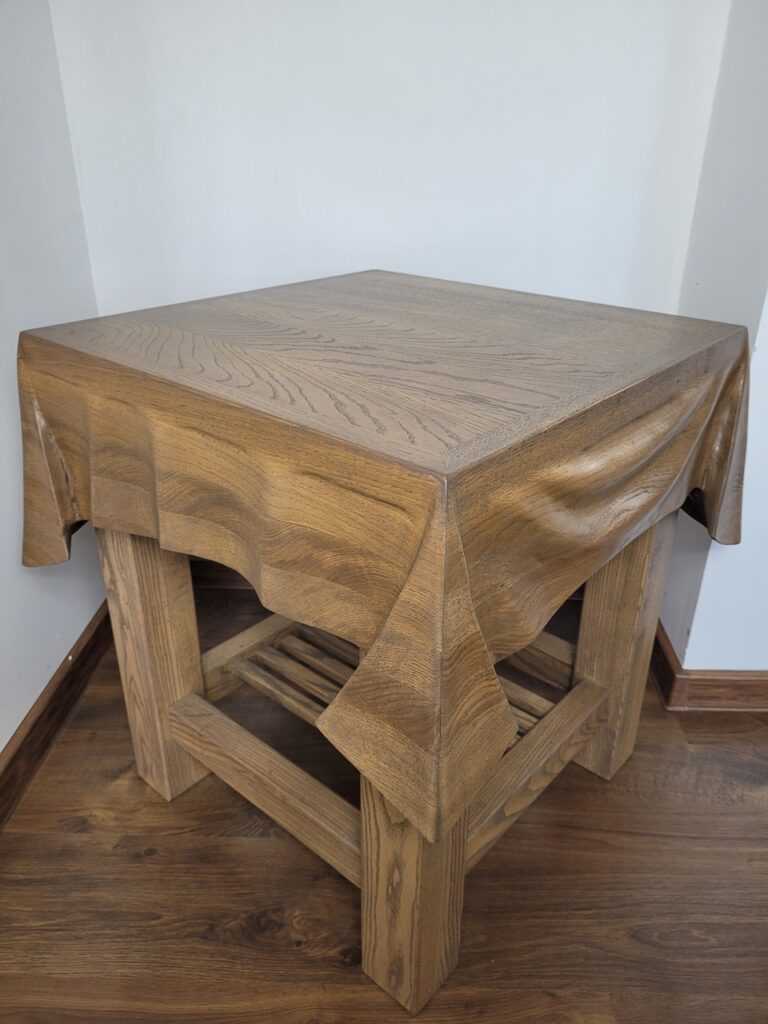 Luksusowy stół dębowy z kolekcji Drapery - unikatowy blat z litego drewna z rzeźbionym efektem fałd materiału draperii Wood Inspired Art.