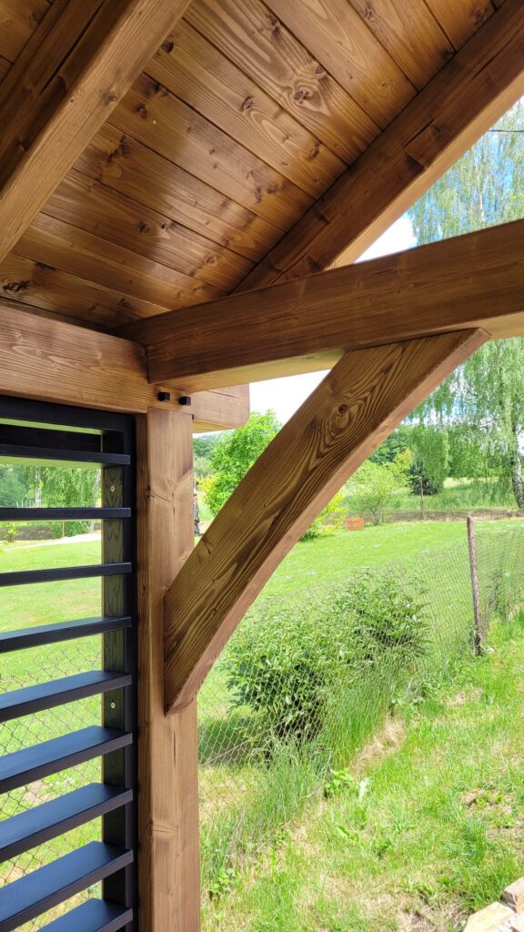 Rzemieślnicze detale architektury drewna - precyzyjne łączenia belek