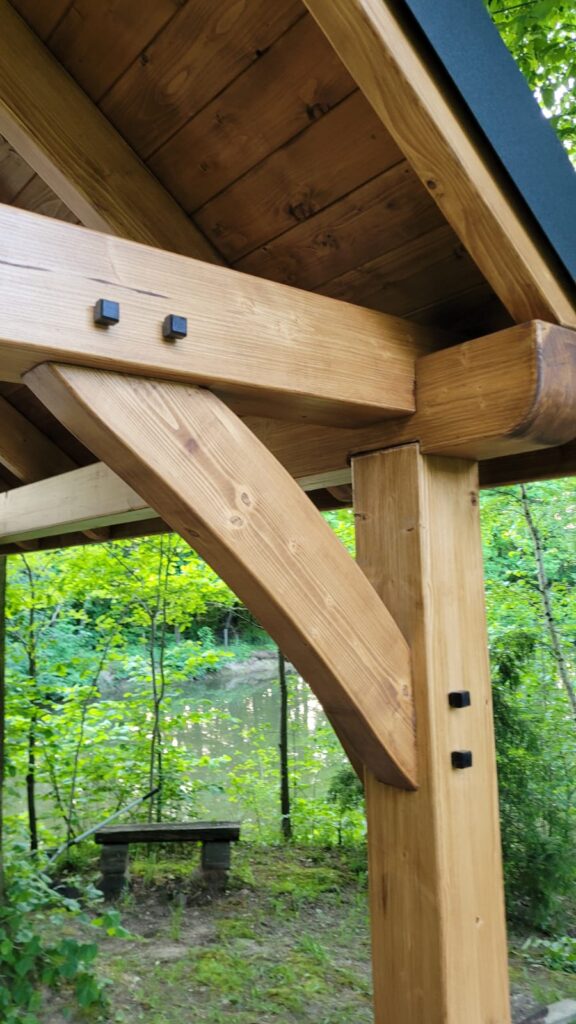 Solidne konstrukcje zadaszeń tarasowych - detale ciesielskie Wood Inspired Art