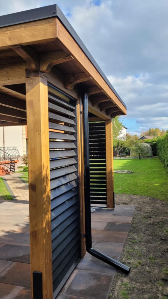 Nowoczesne żaluzje drewniane do altany i pergoli - czarne wykończenie