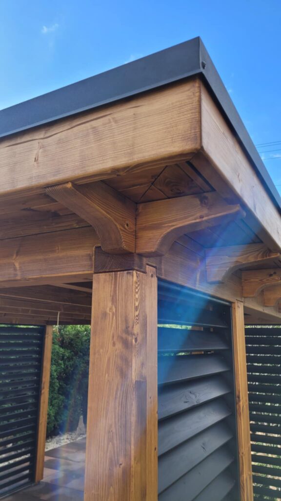 Tradycyjne łączenia ciesielskie w nowoczesnej altanie- Wood Inspired Art