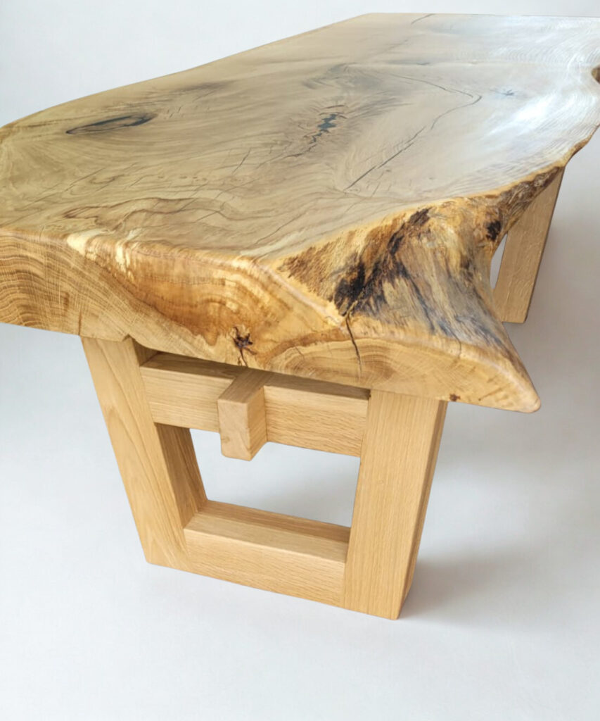 Unikatowy stolik dębowy z naturalną krawędzią live edge i drewnianą podstawą