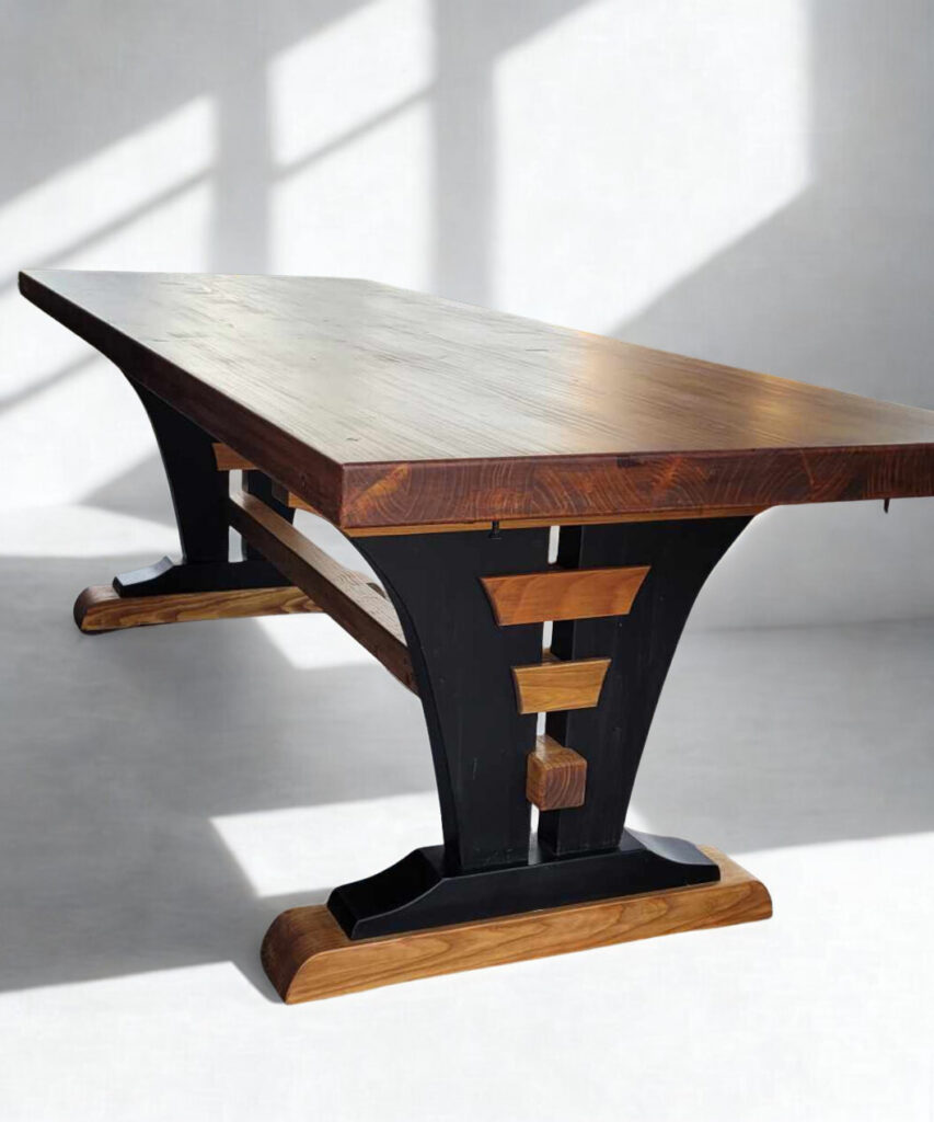 Designerski stolik z litego dębu z autorską rzeźbioną podstawą