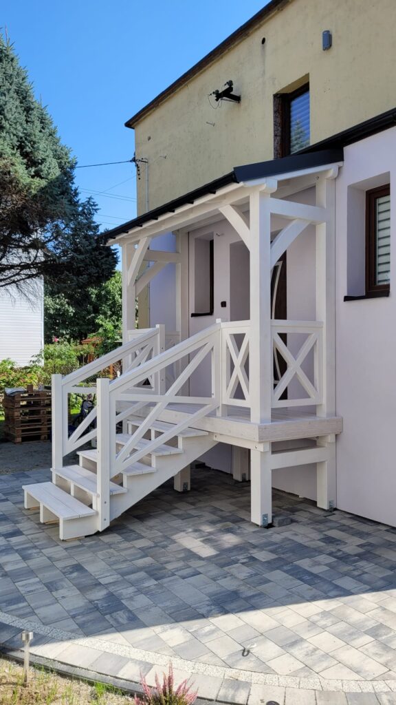 Klasyczny biały ganek drewniany przy domu jednorodzinnymi - realizacja premium