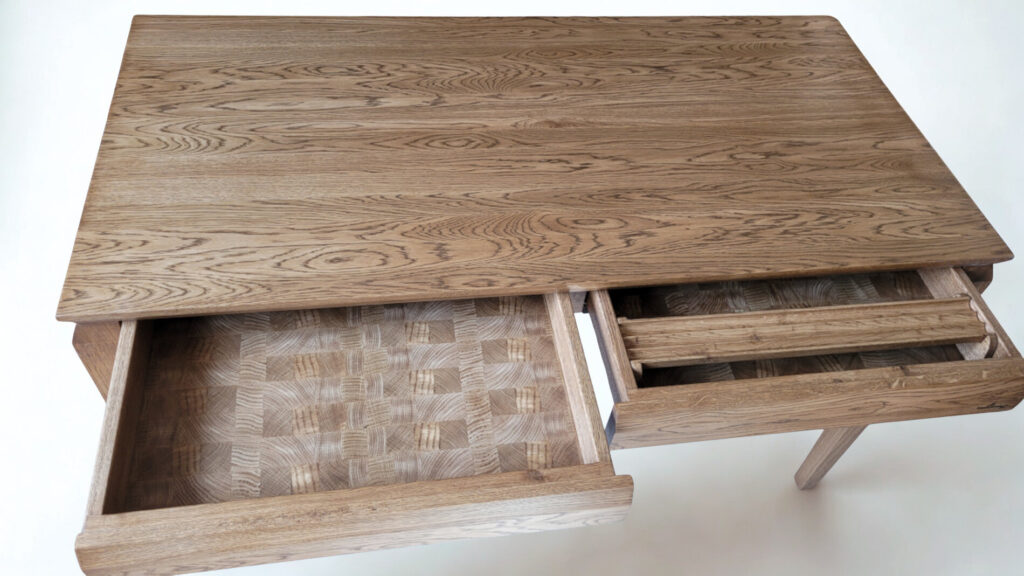 Precyzyjne wykonanie drewniane szuflady biurka z litego drewna, widoczny kunszt stolarski.