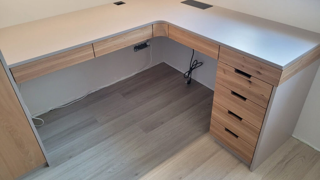 biurko-premium-lite Duże narożne biurko gabinetowe dębowymi fornatmi szuflad, idealne do nowoczesnego biura.