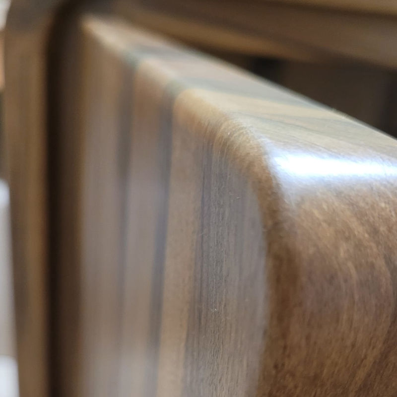 Nowoczesna komoda dębowa z zaokrąglonymi rogami