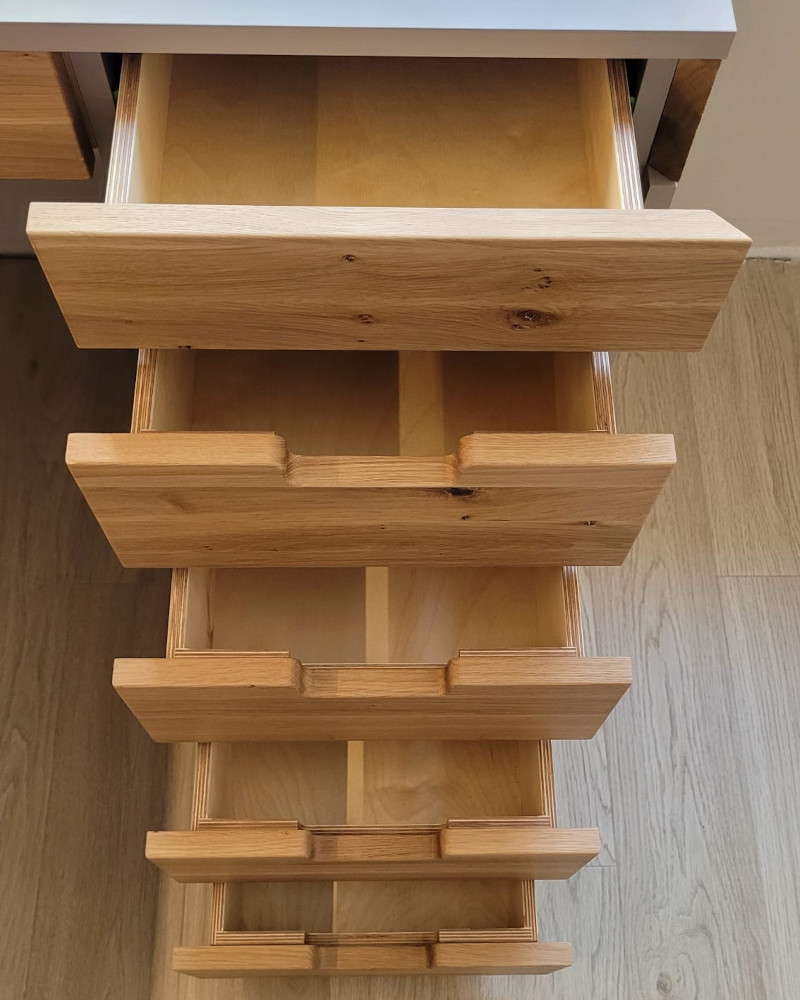 Solidne szuflady z litego drewna dębowego - detal konstrukcyjny i precyzyjne spasowanie Wood Inspired Art