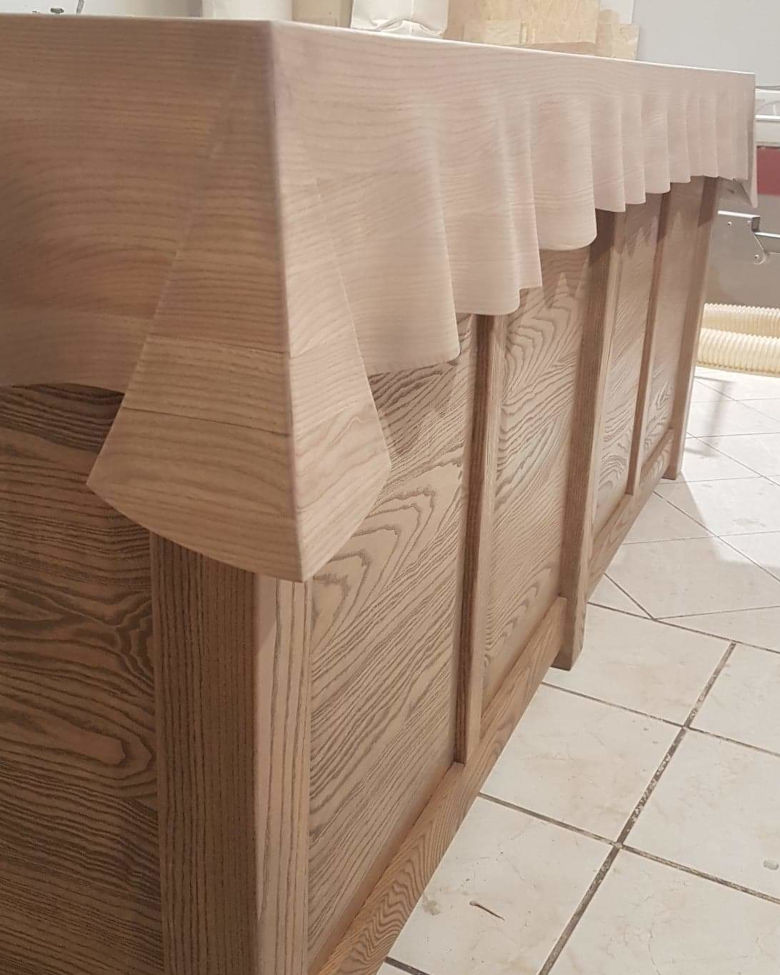 Spojrzenie wzdłuż gładkiego blatu komody Drapery, podkreślające ciągłość linii i rogi. Wood Inspired art - realizacja Brzeszcze