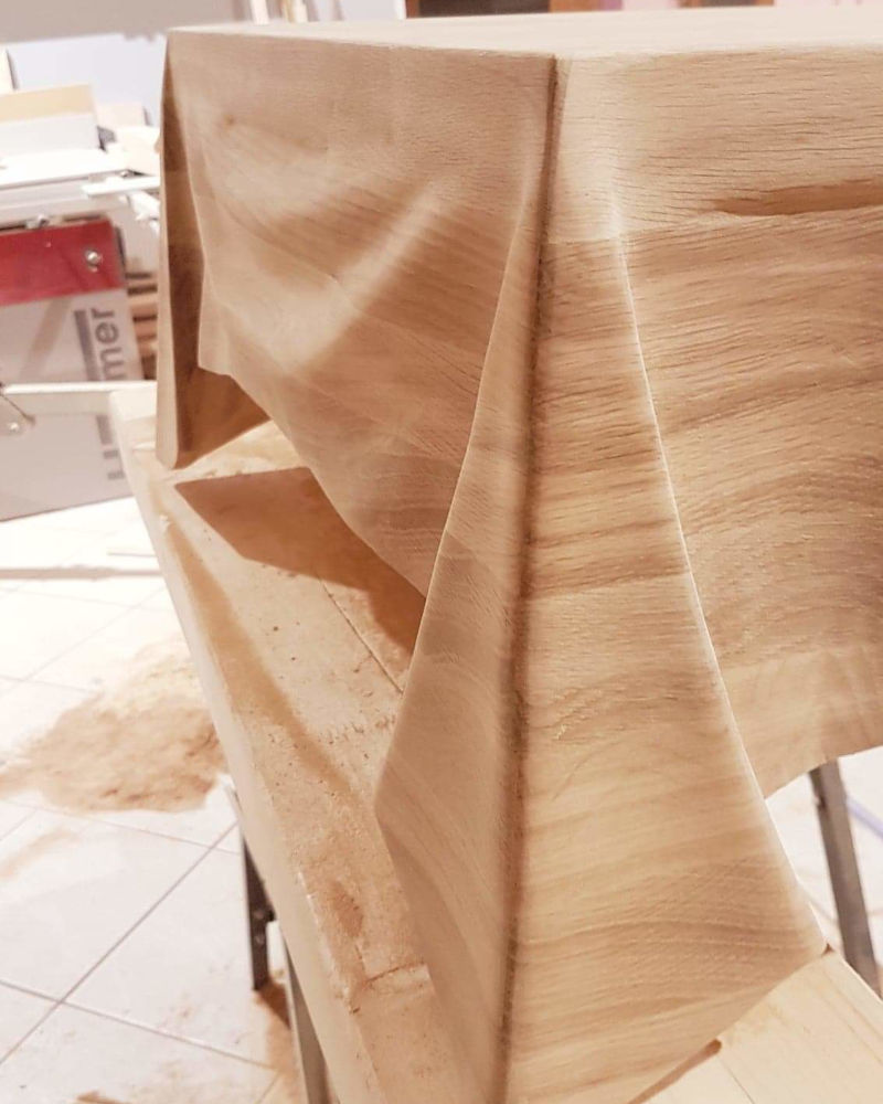 Zbliżenie na precyzyjne wykonanie, narożnik stołu drapery z litego drewna - premium