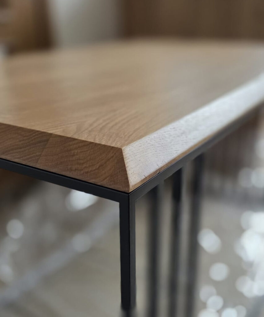 Dębowy stół na wymiar z litego drewna Wood Inspired Art - detal wykończenia blatu