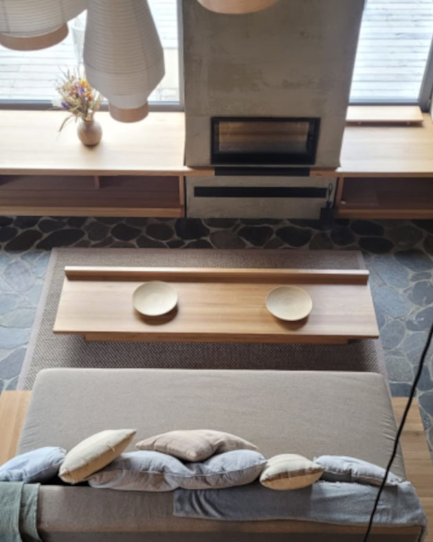 Nowoczesna zabudowa z litego drewna do salonu premium - Wood Inspired Art