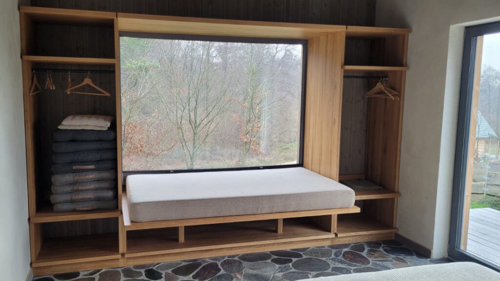 Zabudowa na wymiar z litego drewna.- Wood Inspired Art