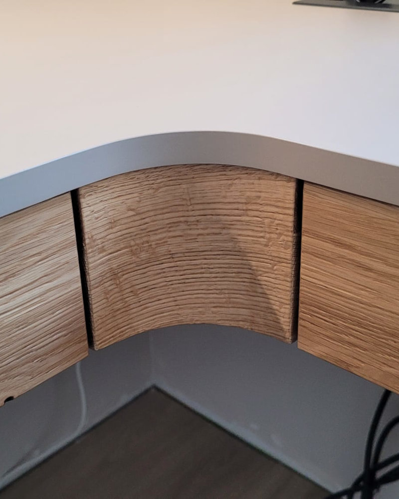 Detale frontu szuflady naturalnego drewna dębowego podkreślające unikalny rysunek słojów - realizacja premium