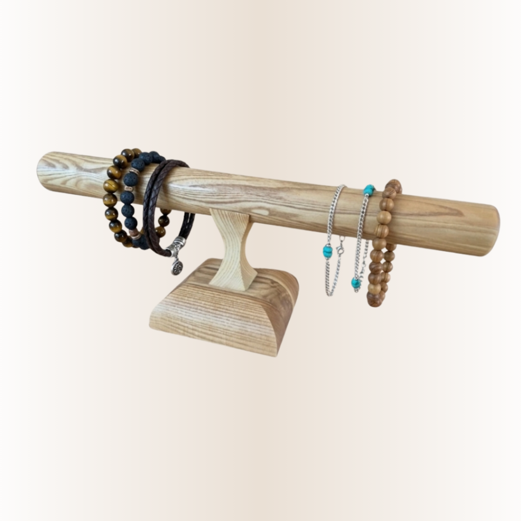 Jasny dębowy stojak ekspozycyjny z kolekcją męskich zegarków i bransoletek na naturalnym tle.