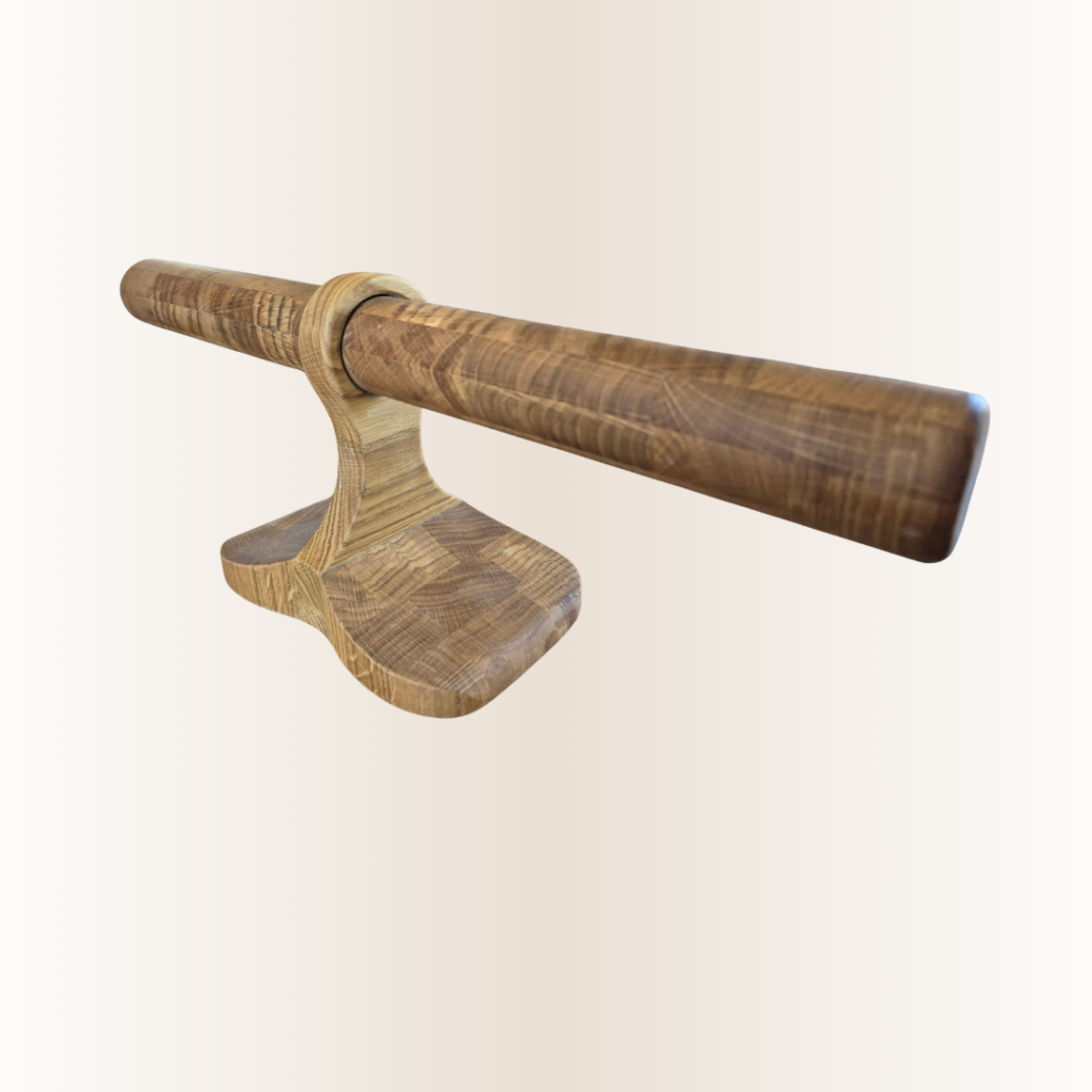 Ręcznie robiony dębowy stojak na zegarki i bransoletki z widocznym, naturalnym usłojeniem drewna.