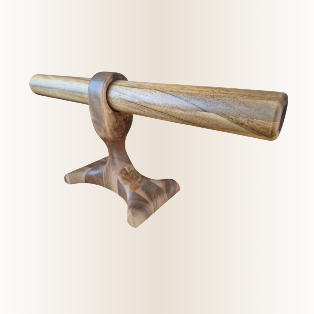 Ciemny drewniany stojak ekspozycyjny z kolekcją bransoletek i zegarków, w tym smartwatchem i zegarkami klasycznymi, na jasnym tle.